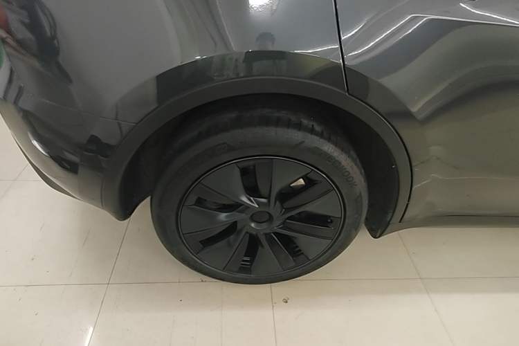 Used Tesla Model Y 2024 Long-Range All-Wheel-Drive Version Right Rear Wheel Hub