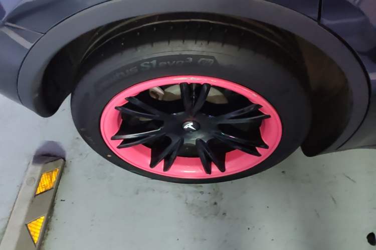 Used Tesla Model Y 2024 Long-Range All-Wheel-Drive Version Right Rear Wheel Hub