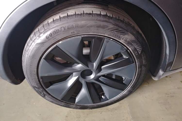 Used Tesla Model Y 2024 Rear-Wheel-Drive Version Right Rear Wheel Hub