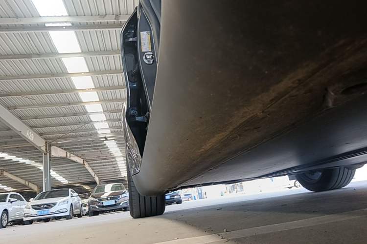 Used Tesla Model Y 2024 Rear-Wheel-Drive Version Right Side Sill