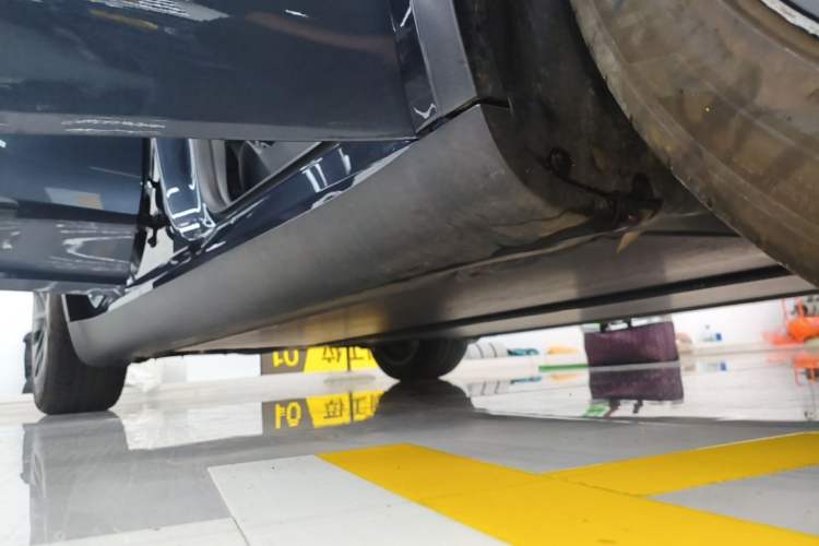 Used Tesla Model Y 2024 Long-Range All-Wheel-Drive Version Right Side Sill