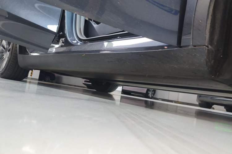 Used Tesla Model Y 2024 Long-Range All-Wheel-Drive Version Right Side Sill