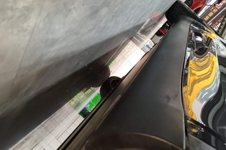 Used Tesla Model Y 2024 Long-Range All-Wheel-Drive Version Right Side Sill
