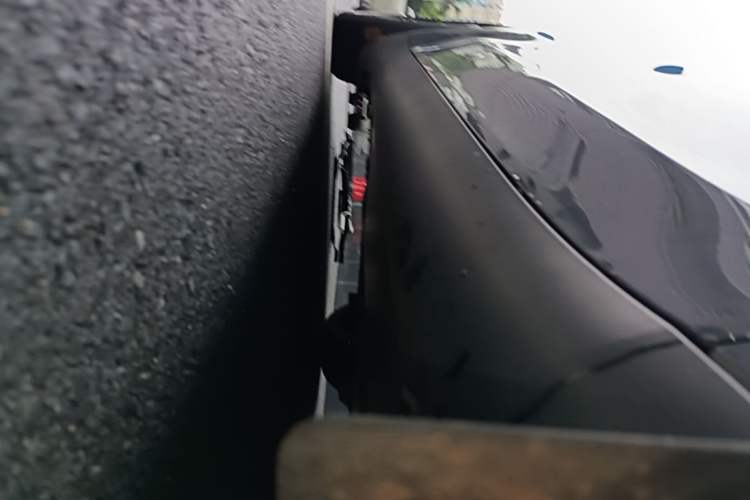 Used Tesla Model Y 2024 Long-Range All-Wheel-Drive Version Right Side Sill