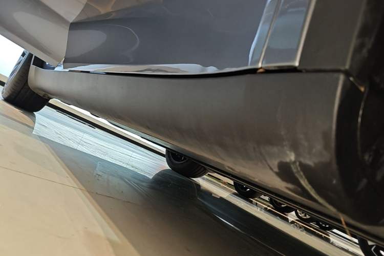 Used Tesla Model Y 2024 Rear-Wheel-Drive Version Right Side Sill
