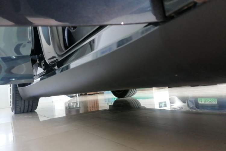 Used Tesla Model Y 2024 Long-Range All-Wheel-Drive Version Right Side Sill