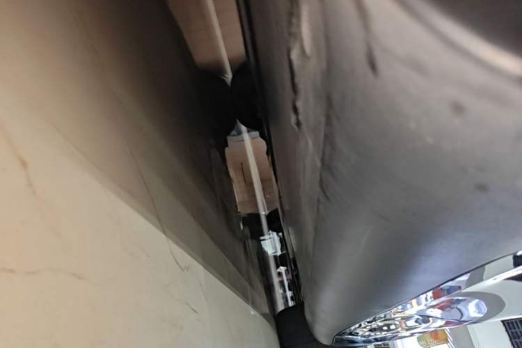 Used Tesla Model Y 2024 Long-Range All-Wheel-Drive Version Right Side Sill