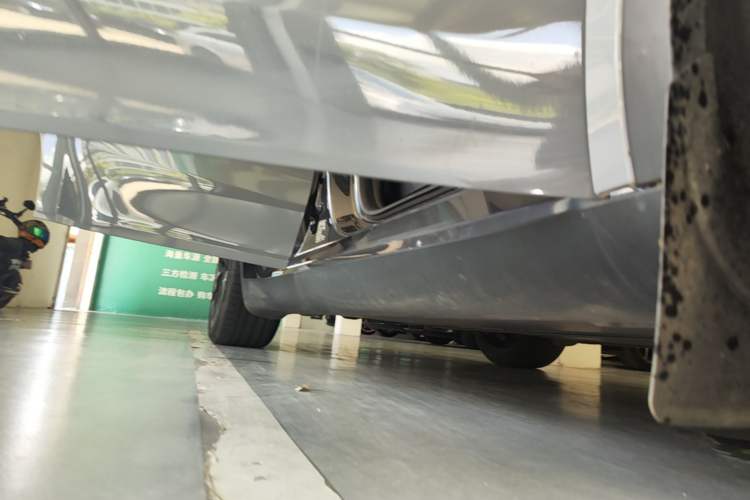 Used Tesla Model Y 2024 Long-Range All-Wheel-Drive Version Right Side Sill