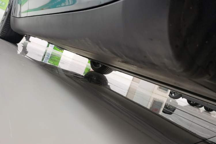 Used Tesla Model Y 2024 Long-Range All-Wheel-Drive Version Right Side Sill