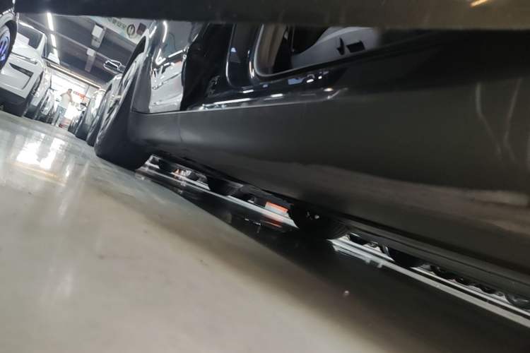 Used Tesla Model Y 2024 Rear-Wheel-Drive Version Right Side Sill