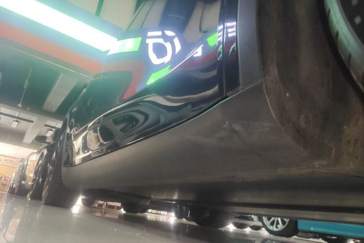 Used Tesla Model Y 2024 Long-Range All-Wheel-Drive Version Right Side Sill