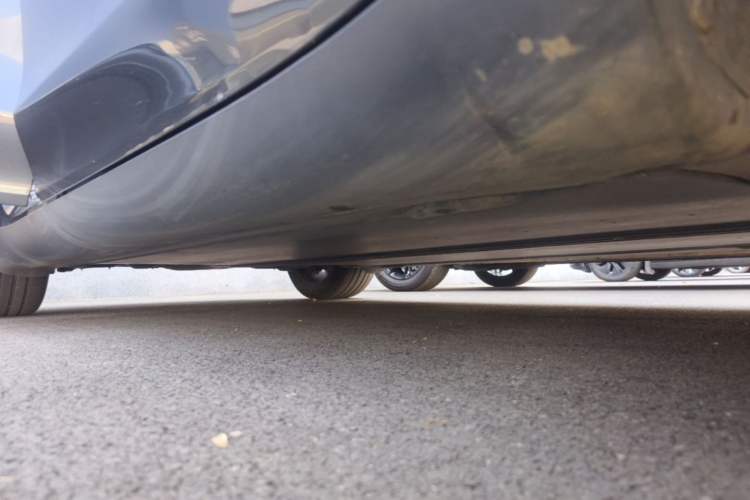 Used Tesla Model Y 2024 Long-Range All-Wheel-Drive Version Right Side Sill