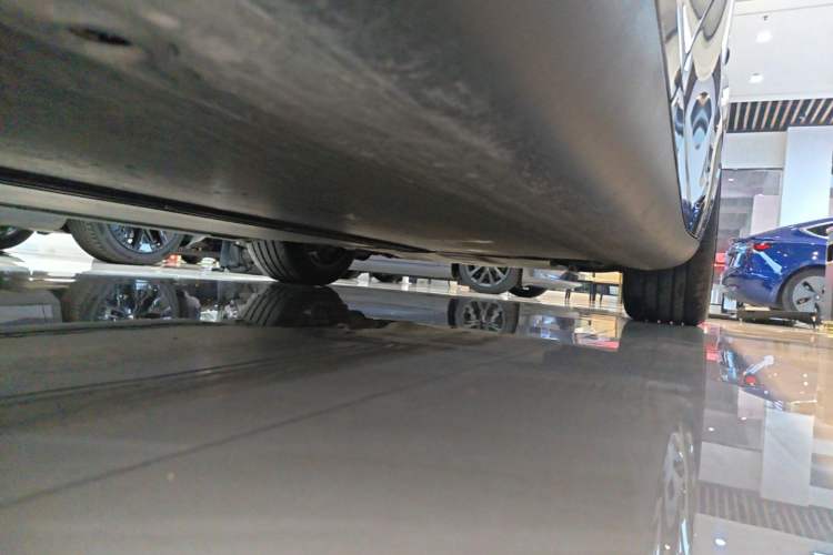 Used Tesla Model Y 2024 Rear-Wheel-Drive Version Right Side Sill