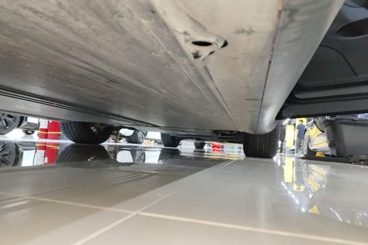 Used Tesla Model Y 2024 Long-Range All-Wheel-Drive Version Right Side Sill