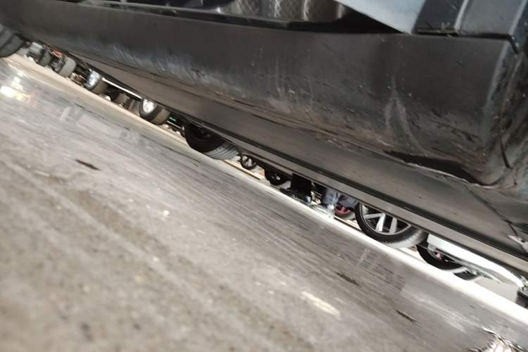 Used Tesla Model Y 2024 Rear-Wheel-Drive Version Right Side Sill