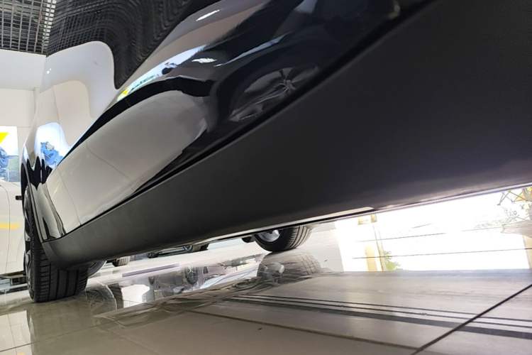 Used Tesla Model Y 2024 Rear-Wheel-Drive Version Right Side Sill