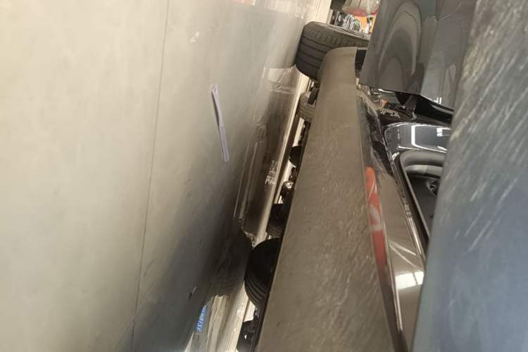 Used Tesla Model Y 2024 Long-Range All-Wheel-Drive Version Right Side Sill