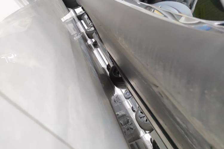 Used Tesla Model Y 2024 Long-Range All-Wheel-Drive Version Right Side Sill
