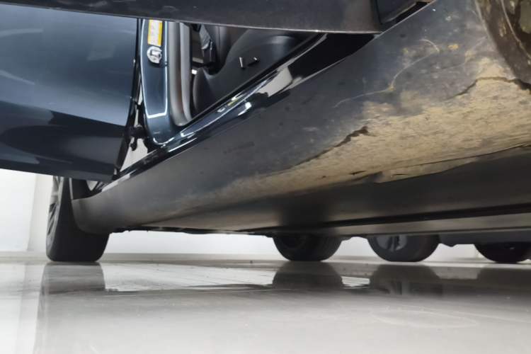 Used Tesla Model Y 2024 Long-Range All-Wheel-Drive Version Right Side Sill