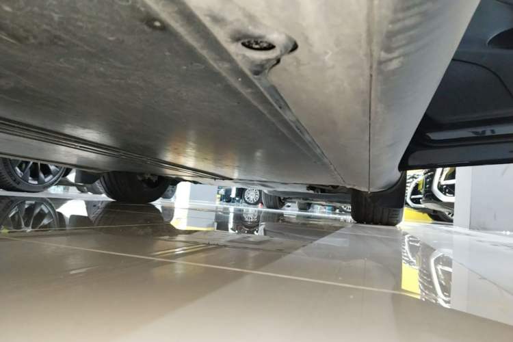 Used Tesla Model Y 2024 Long-Range All-Wheel-Drive Version Right Side Sill