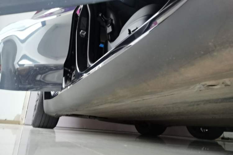 Used Tesla Model Y 2024 Rear-Wheel-Drive Version Right Side Sill