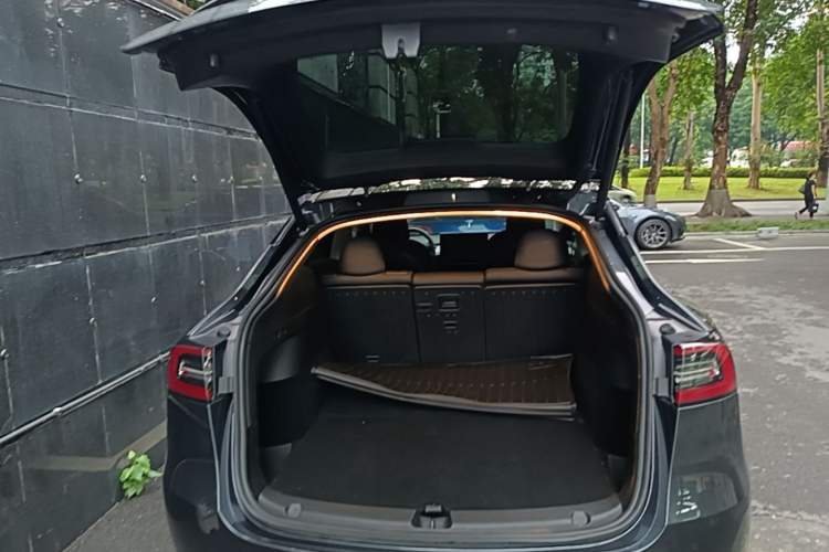 Used Tesla Model Y 2024 Long-Range All-Wheel-Drive Version Trunk