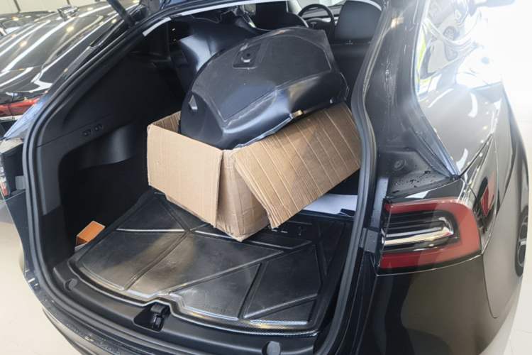 Used Tesla Model Y 2024 Long-Range All-Wheel-Drive Version Trunk