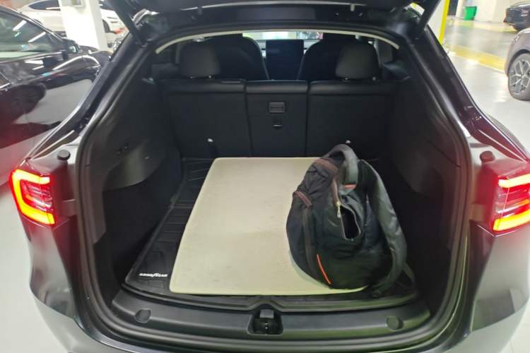 Used Tesla Model Y 2024 Long-Range All-Wheel-Drive Version Trunk
