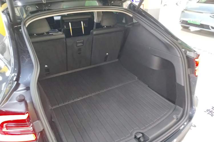 Used Tesla Model Y 2024 Long-Range All-Wheel-Drive Version Trunk