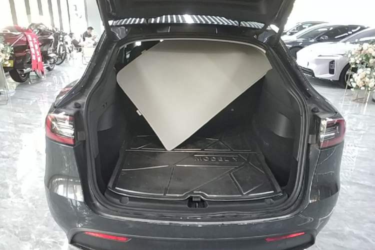 Used Tesla Model Y 2024 Long-Range All-Wheel-Drive Version Trunk