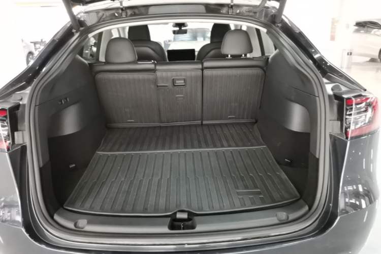 Used Tesla Model Y 2024 Long-Range All-Wheel-Drive Version Trunk