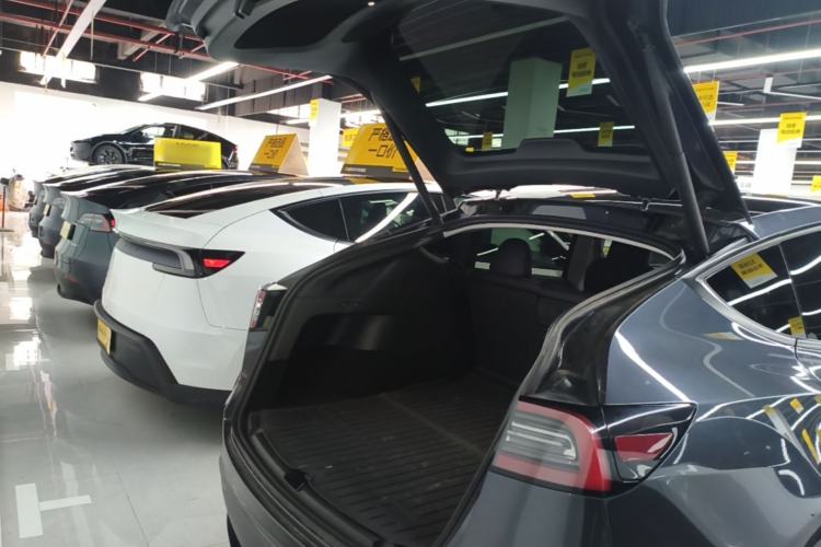 Used Tesla Model Y 2024 Long-Range All-Wheel-Drive Version Trunk