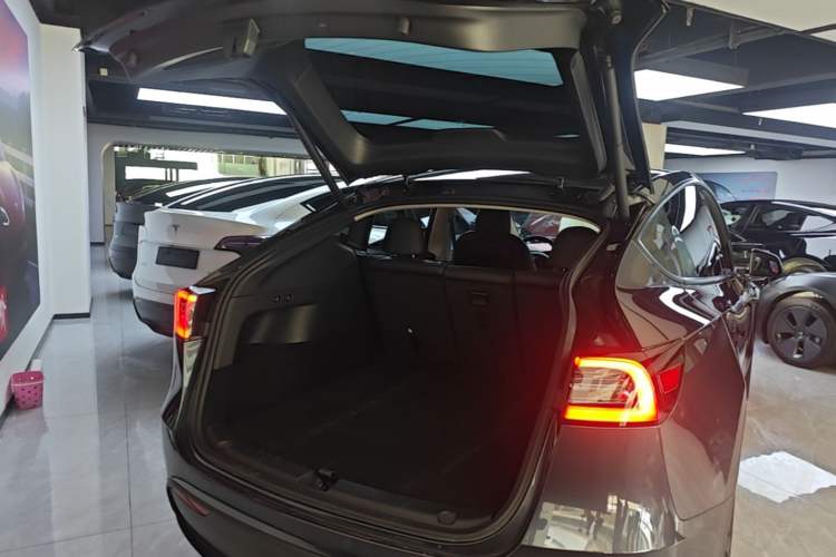 Used Tesla Model Y 2024 Long-Range All-Wheel-Drive Version Trunk