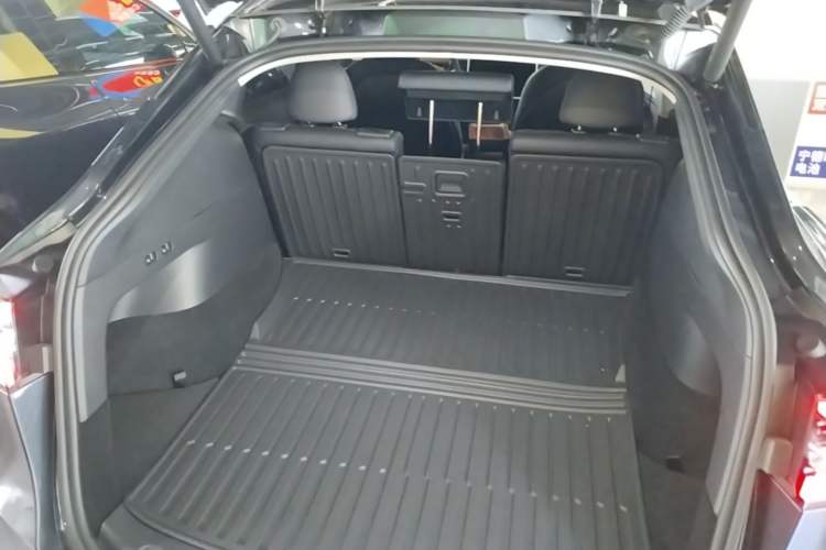 Used Tesla Model Y 2024 Long-Range All-Wheel-Drive Version Trunk