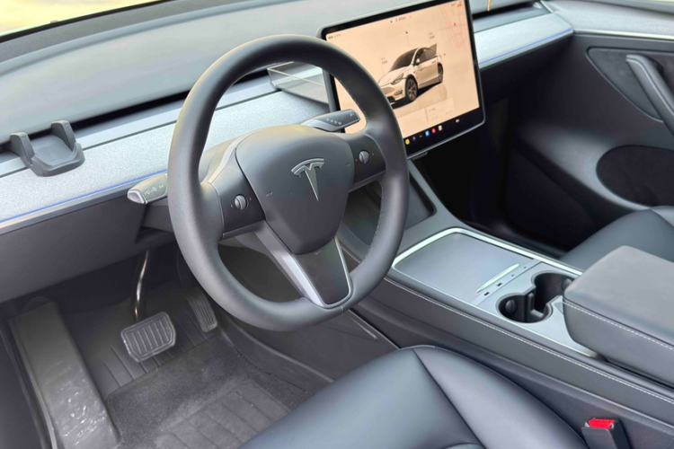 Used Tesla Model Y 2024 Rear-Wheel-Drive Version Interior 6