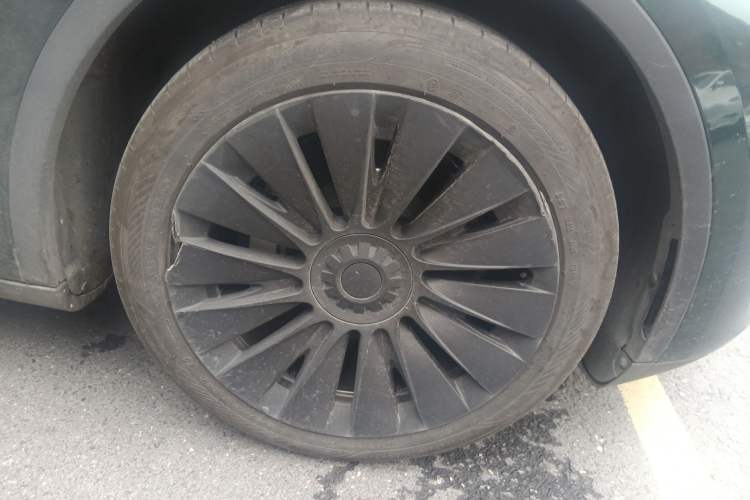Used Tesla Model Y 2024 Rear-Wheel-Drive Version Right Front Wheel Hub