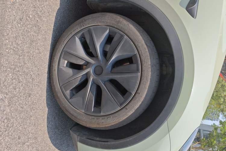 Used Tesla Model Y 2024 Rear-Wheel-Drive Version Right Front Wheel Hub