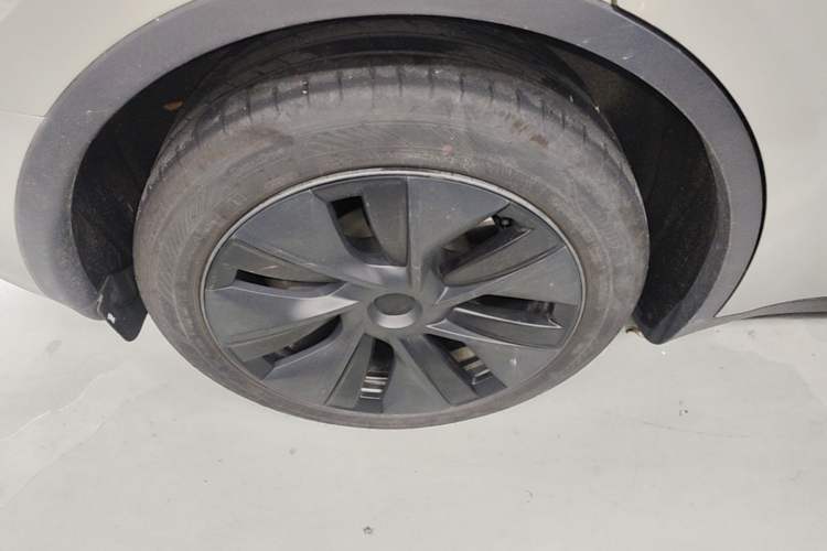 Used Tesla Model Y 2024 Rear-Wheel-Drive Version Right Rear Wheel Hub