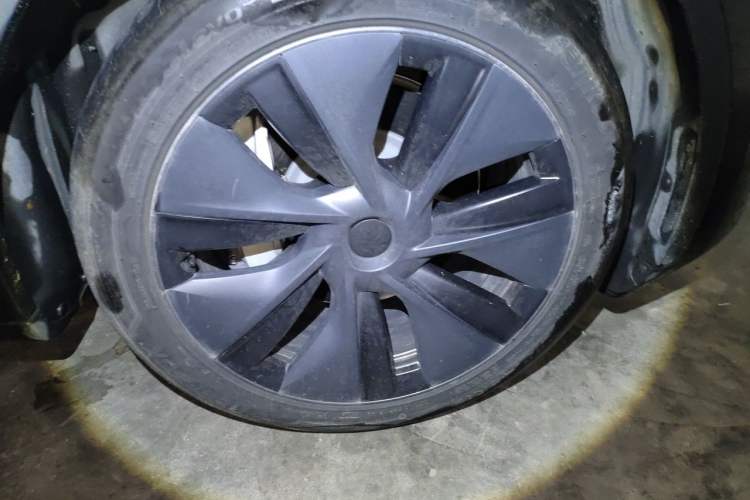Used Tesla Model Y 2024 Long-Range All-Wheel-Drive Version Right Front Wheel Hub