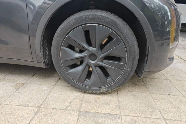 Used Tesla Model Y 2024 Long-Range All-Wheel-Drive Version Right Front Wheel Hub