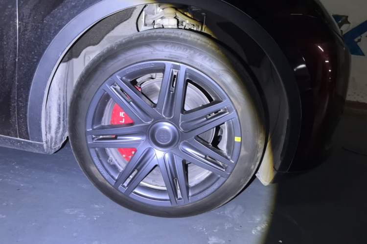 Used Tesla Model Y 2024 Rear-Wheel-Drive Version Right Front Wheel Hub