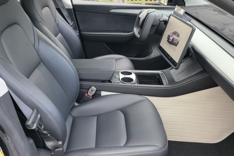 Used Tesla Model Y 2024 Long-Range All-Wheel-Drive Version Interior 3