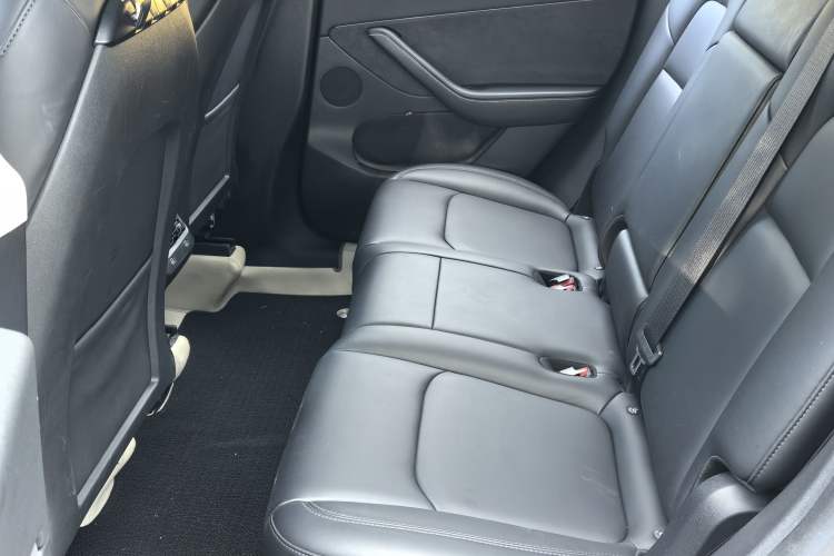 Used Tesla Model Y 2024 Long-Range All-Wheel-Drive Version Interior 5