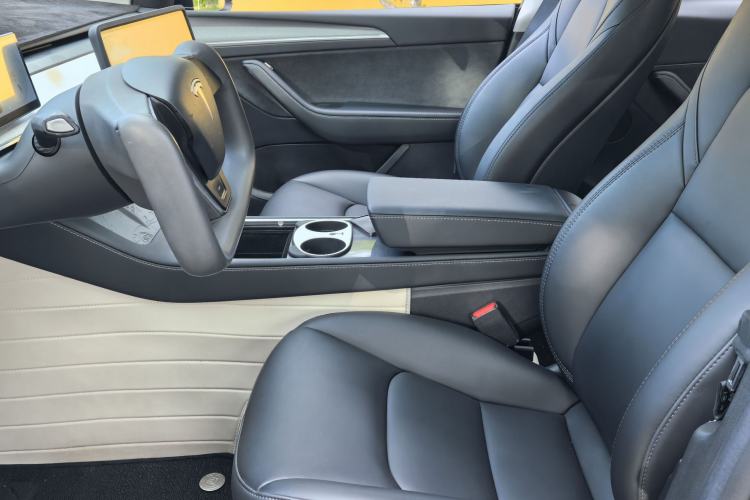 Used Tesla Model Y 2024 Long-Range All-Wheel-Drive Version Interior 6