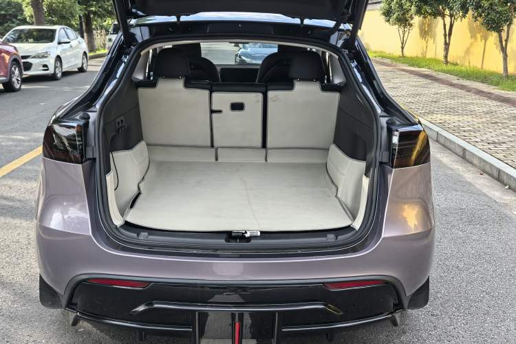 Used Tesla Model Y 2024 Long-Range All-Wheel-Drive Version Interior 7