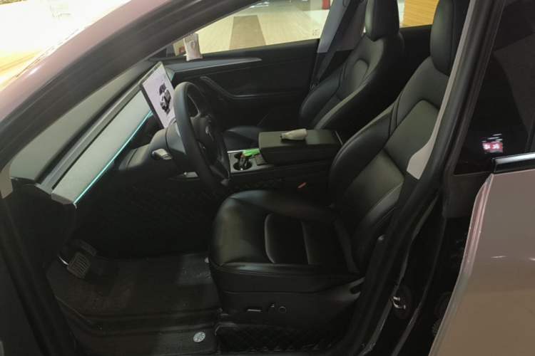 Used Tesla Model Y 2024 Long-Range All-Wheel-Drive Version Left Front Seat