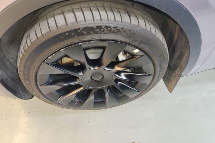 Used Tesla Model Y 2024 Long-Range All-Wheel-Drive Version Left Front Wheel Hub