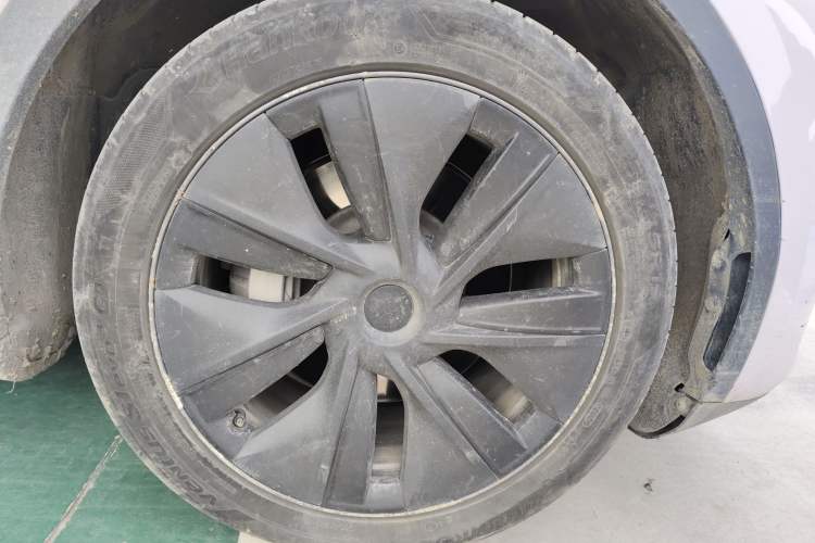 Used Tesla Model Y 2024 Long-Range All-Wheel-Drive Version Right Front Wheel Hub