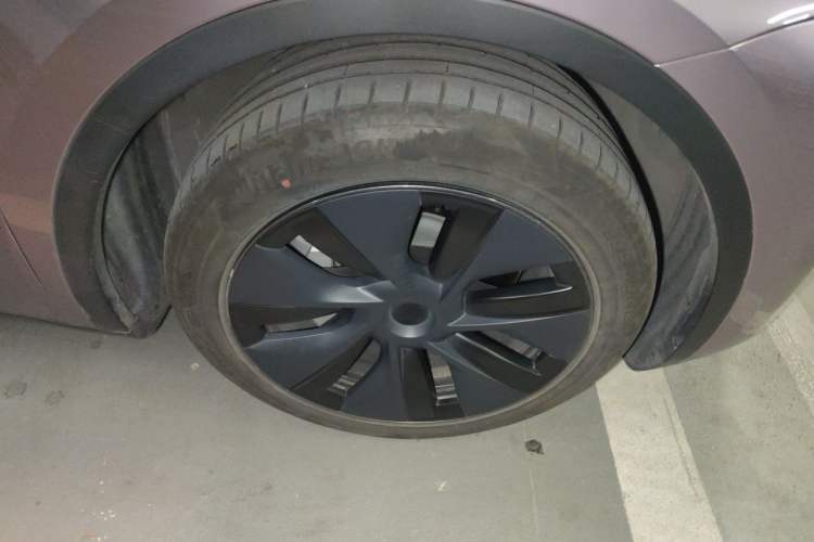Used Tesla Model Y 2024 Long-Range All-Wheel-Drive Version Right Front Wheel Hub