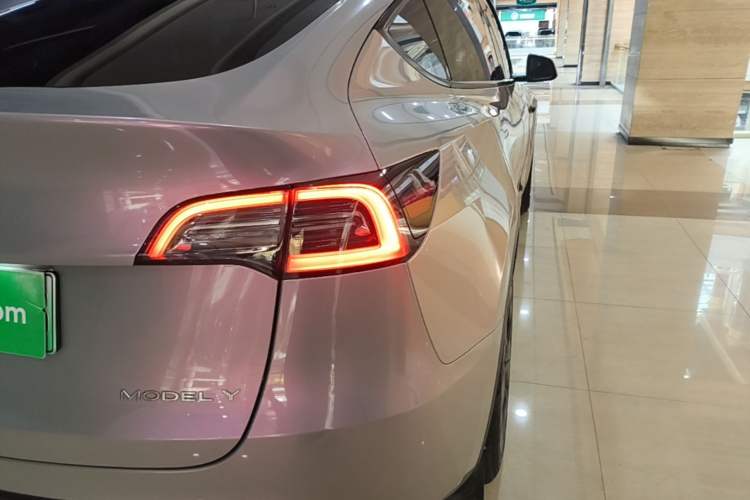 Used Tesla Model Y 2024 Long-Range All-Wheel-Drive Version Right Rear Taillight